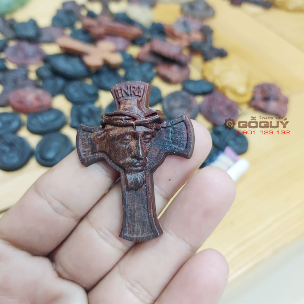 Mặt dây chuyền thánh giá INRI gỗ trắc