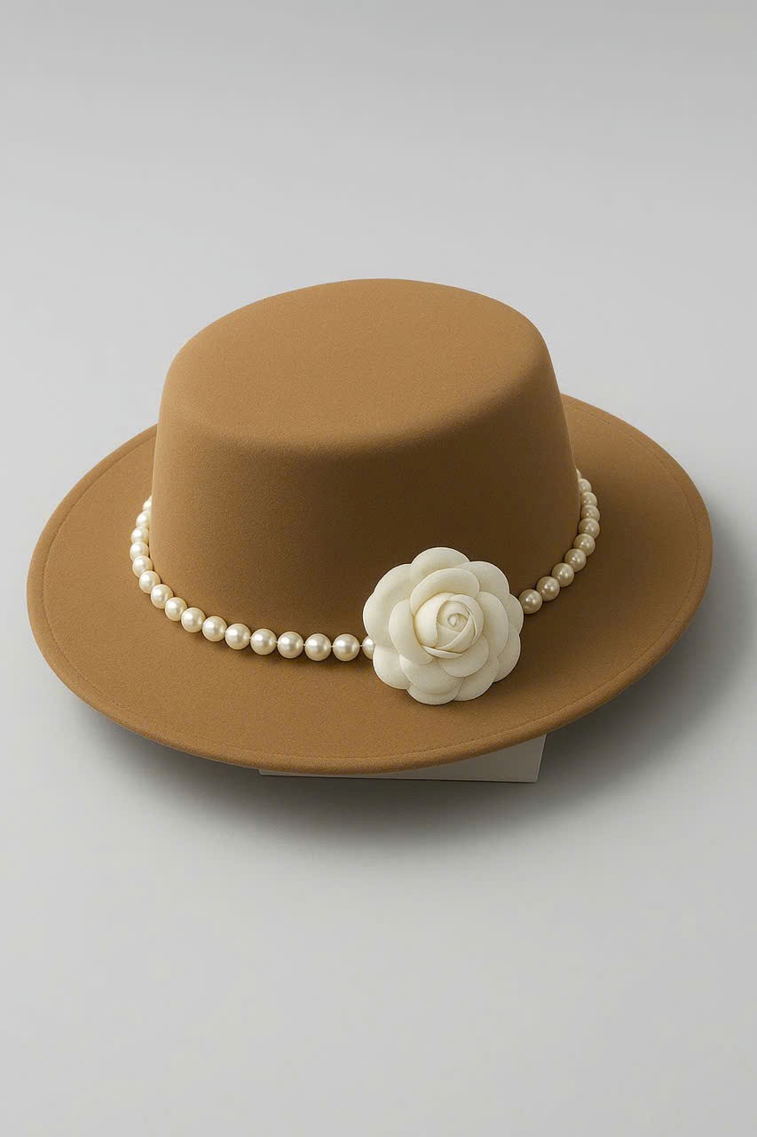 Nón Mũ nỉ phớt cao bồi fedora vành bằng thanh lịch, phối hoa và đai ngọc trai nhân tạo sang trọng. Kiểu dáng trẻ trung – hiện đại giúp tôn gương mặt, mang lại vẻ thời thượng, dịu dàng và đầy khí chất cho người đội. #MuNipHot #Non dona25110901