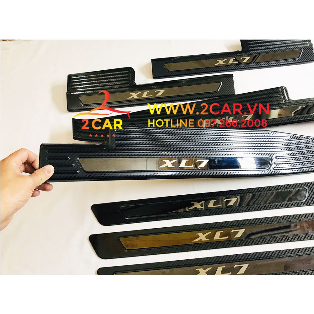 ỐP BẬC CỬA, NẸP BƯỚC CHÂN NGOÀI CACBON CAO CẤP SUZUKI XL7 2019- 2022 vân carbon