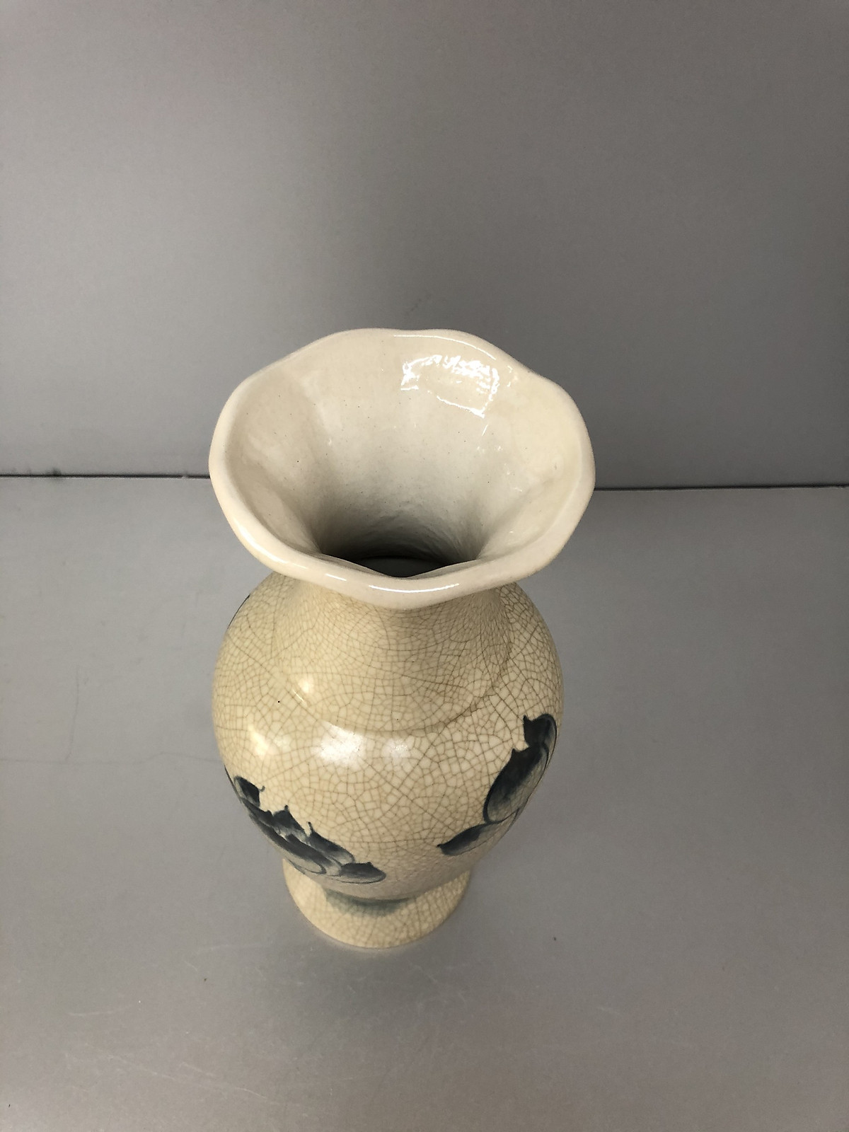 Lọ hoa men rạn vẽ sen , mẫu cổ loe