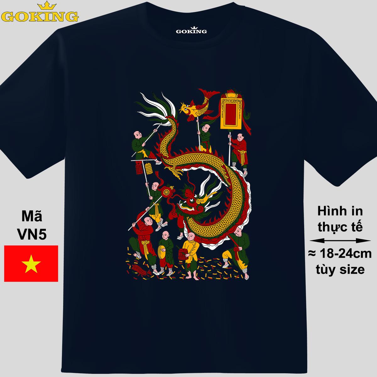 Múa rồng, mã VN5. Áo thun tranh Đông Hồ siêu đẹp cho cả gia đình. Form unisex cho nam nữ, trẻ em, bé trai gái. Quà tặng ý nghĩa cho bố mẹ, con cái, bạn bè, doanh nghiệp, hội nhóm. Áo phông hàng hiệu Goking cao cấp