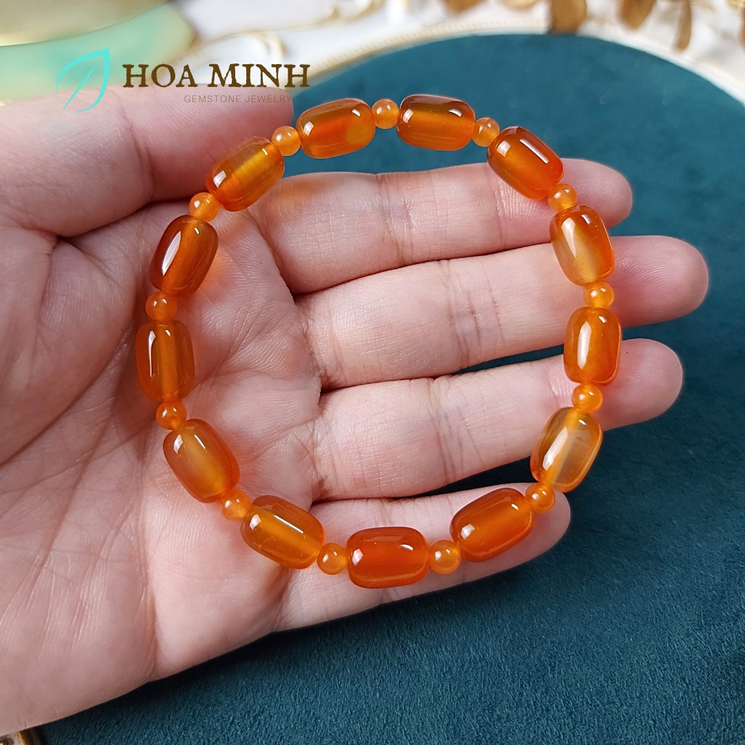 Vòng tay phong thủy đá Mã Não cam dạng lu thống tròn bầu dục, xen kẽ viên tròn mã não