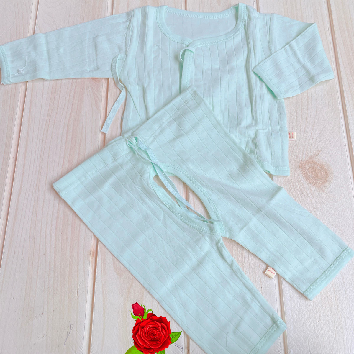 Set đồ sơ sinh cotton 18 chi tiết mùa xuân hè thu cho bé trai và bé gái (3 bộ bồ, 1 yếm choàng lớn, 1 gối, 1 yếm tròn nhỏ, 1 yếm tam giác, 4 khăn sữa, 1 mũ, 1 đôi tất tay, 1 đôi tất chân)