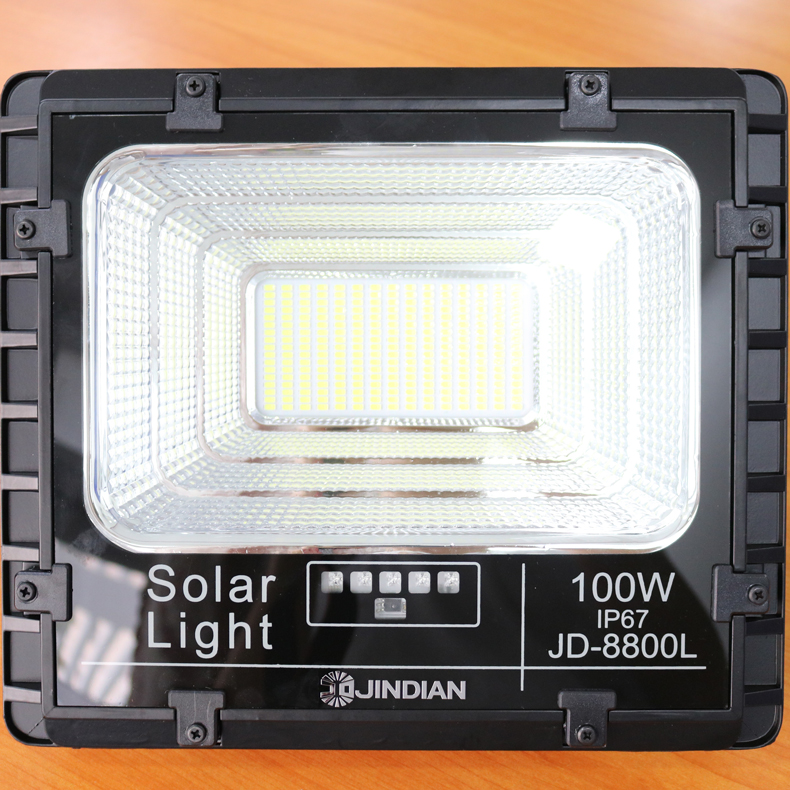 Đèn năng lượng mặt trời 100W JD8800L, 240 chip LED SMD nhập khẩu cao cấp tăng độ sáng đến 30%