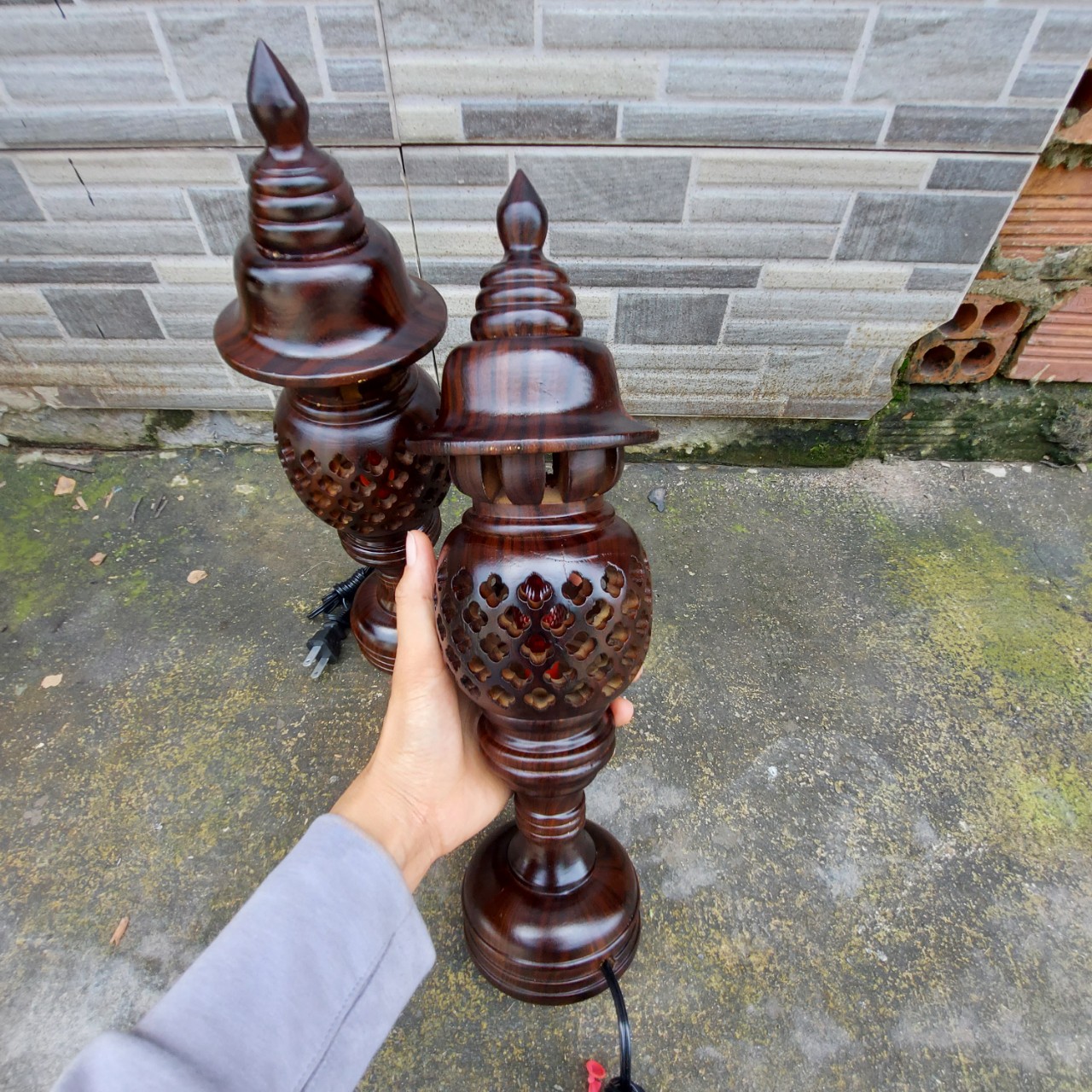 Cặp đèn để bàn thờ gỗ cao 34cm màu đèn vân siêu đẹp , cặp đèn tổ ong mẫu mới