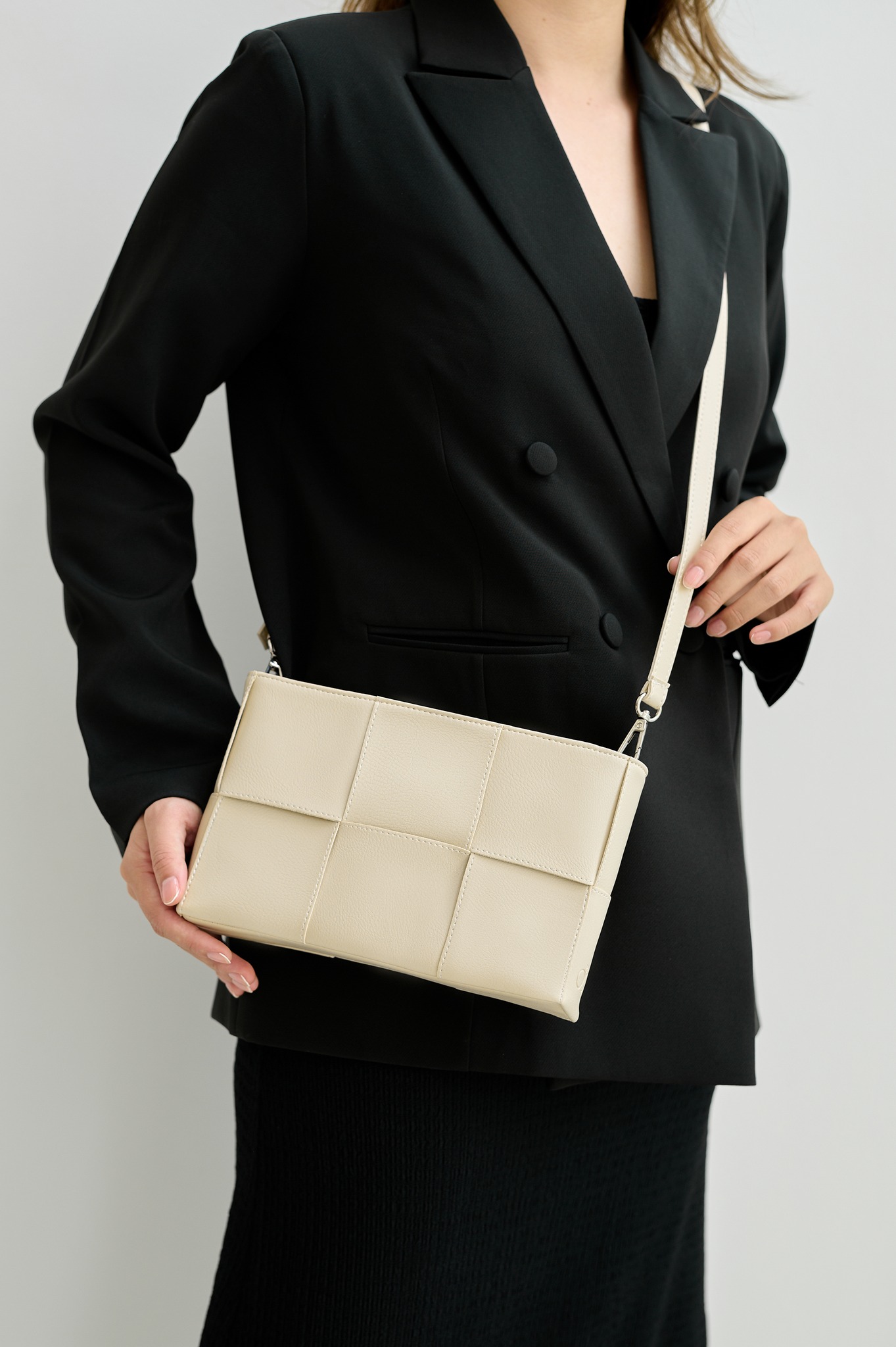 OLV - Túi Weave Shoulder Bag In Beige