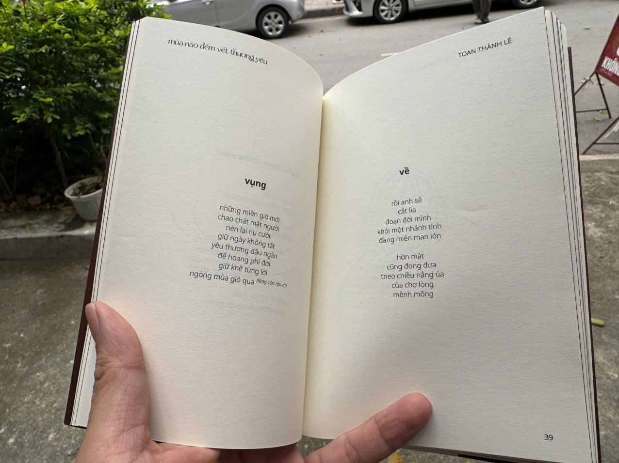 (Tập thơ) MÙA NÀO ĐẾM VẾT THƯƠNG YÊU – Toan Thành Lê - Domino Books – NXB Văn Học