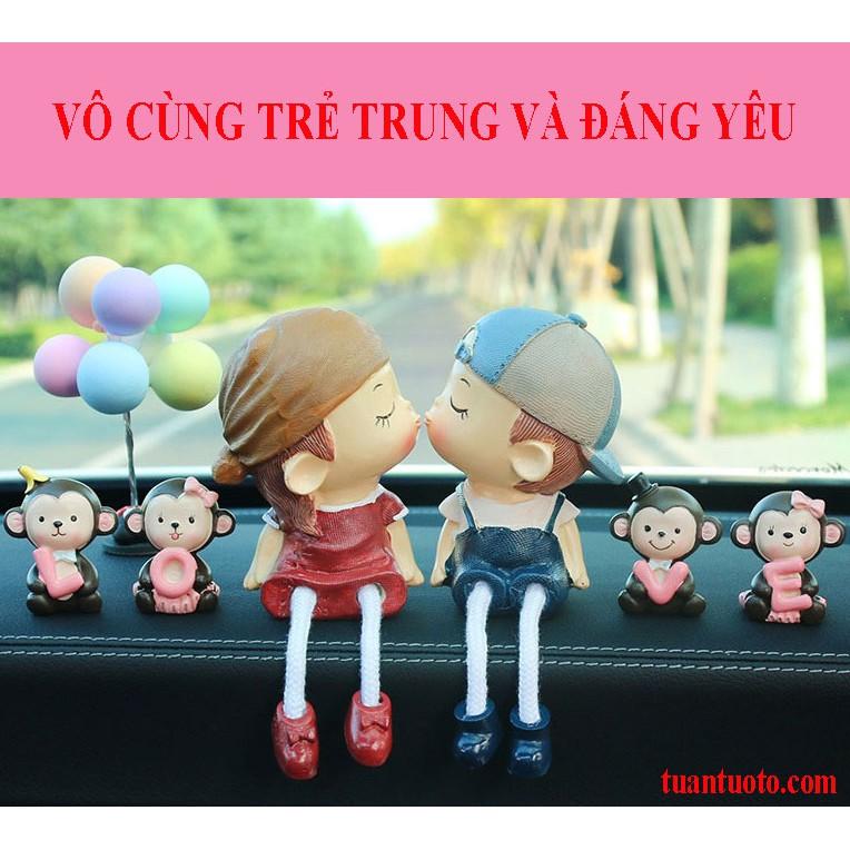 Bộ tượng cặp đôi hôn nhau và những chú thú cưng để trên ô tô