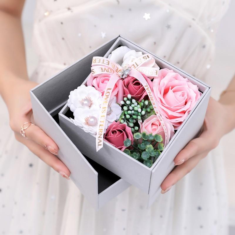 Quà tặng 8 tháng 3 quốc tế phụ nữ , hộp quà hoa hồng sang trọng tặng kèm son
