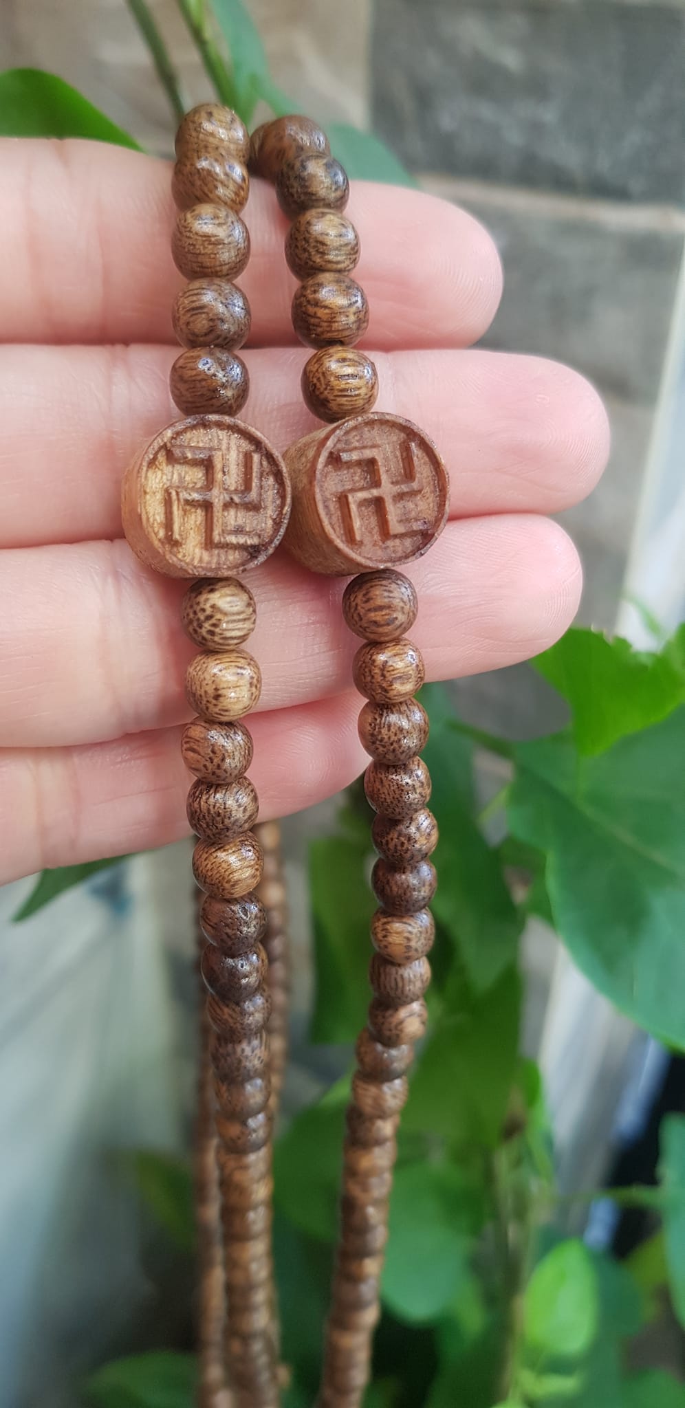 Vòng tay nữ gỗ trầm charm phối chữ Vạn kiểu đeo quấn tay 4 vòng Size hạt 6mm thơm nhẹ đeo tay Ý nghĩa Vạn sự như ý may mắn rất đẹp ạ