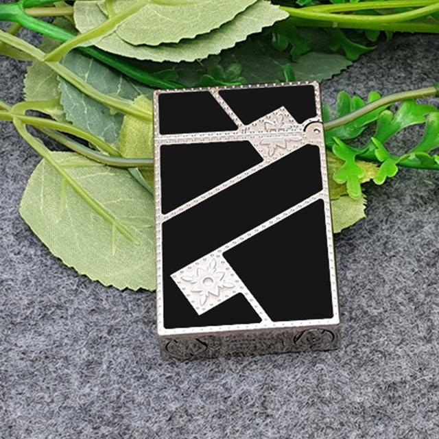 Vỏ Hột Quẹt Bật Lửa Upon Sơn Mài Ô Vuông Chéo D56T Màu Đen Viền Bạc - Dùng Gas Đá Cao Cấp