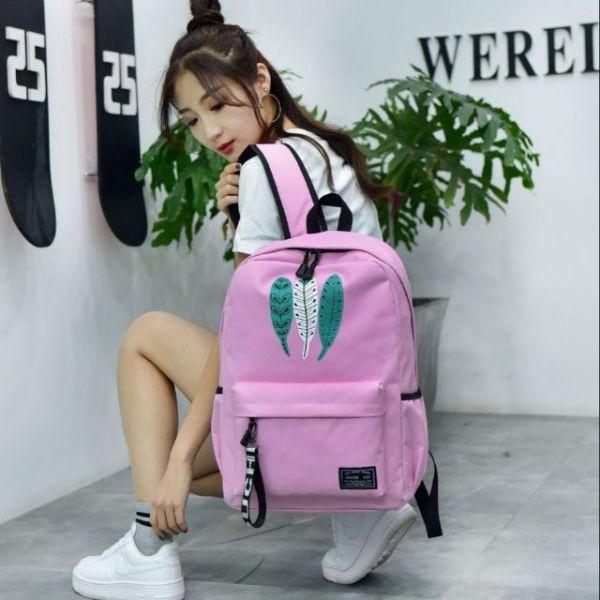 Cặp dễ thương có các bạn teen