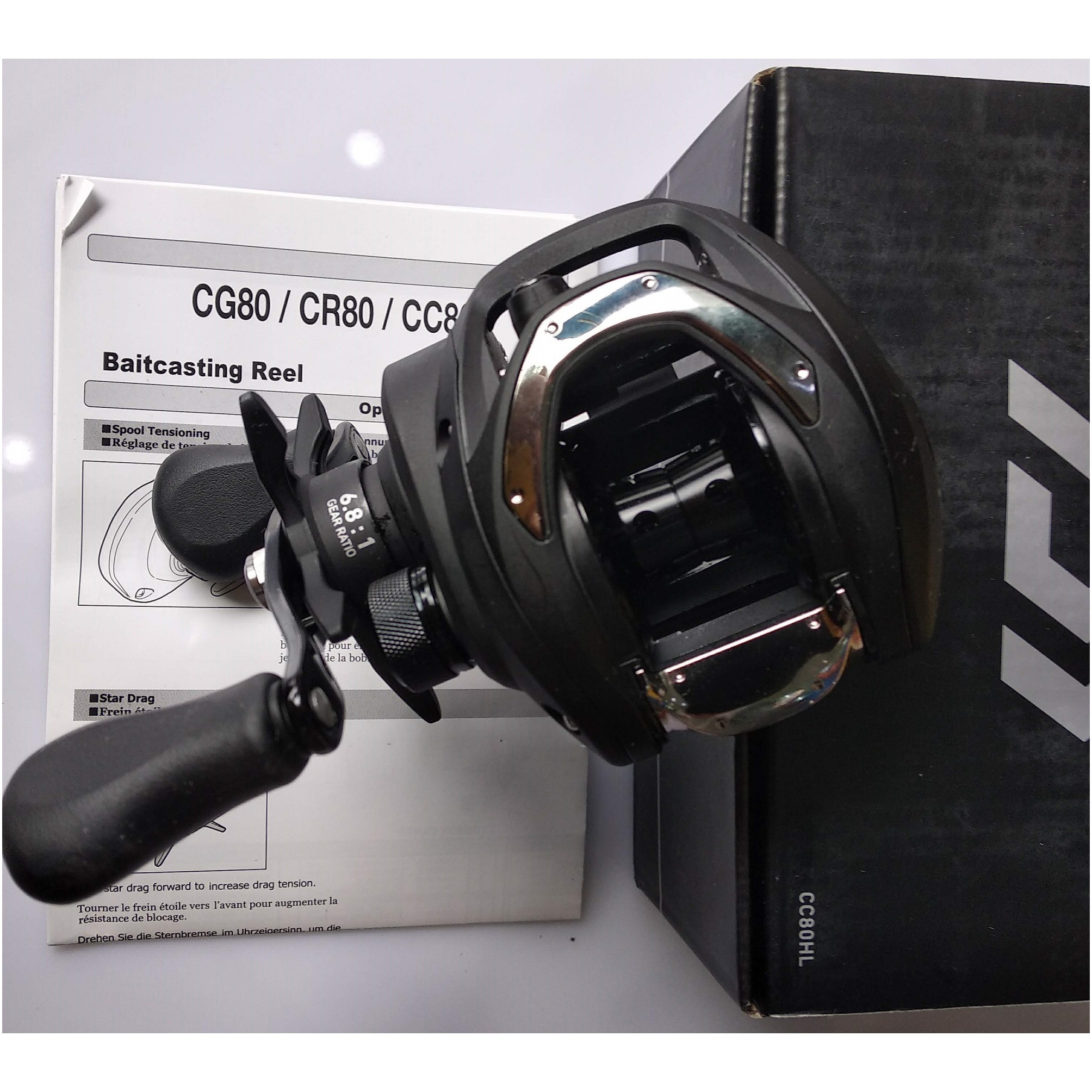 Máy Câu Cá Daiwa CC80HL - Máy Ngang - Tay Trái