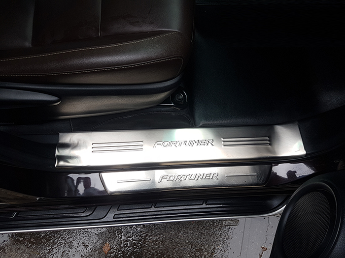 Bộ Ốp bậc cửa, Nẹp bước chân INOX dành cho xe Toyota Fortuner - Bên trong