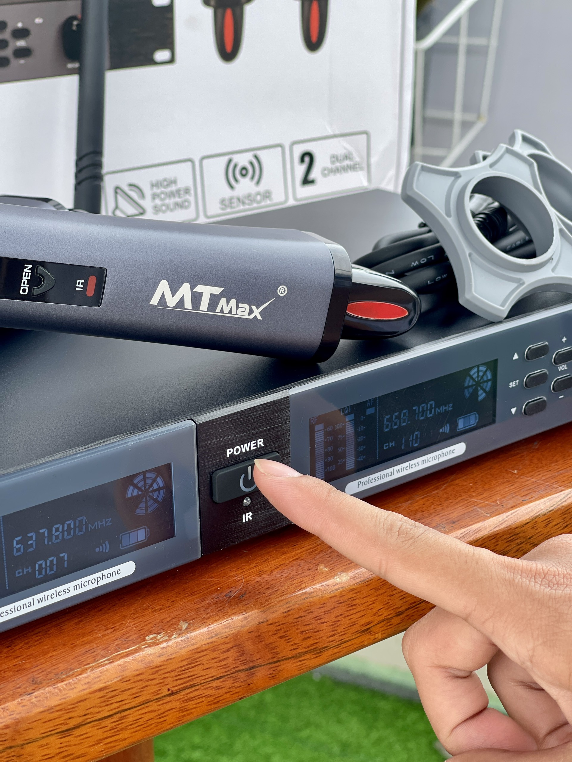 Micro Không Dây Đầu Thu Lớn MTMax H3 Pro Cao Cấp Chuyên Dùng Karaoke Gia Đình, Phòng Trà, Quán Bar, Chống Hú Tốt, Cho Âm Thanh Chuẩn, Trong, Ấm Áp . Hàng chính hãng