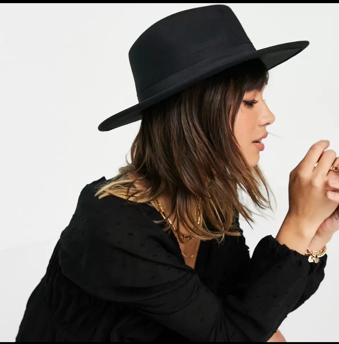 Nón mũ phớt cao bồi Fedora nam nữ phối đai đen vành rộng 7cm chất liệu nỉ.  Nón mũ phớt cao bồi Fedora dành cho cả nam và nữ. Thiết kế với đai đen và vành  rộng 7cm, tạo nên phong cách thời trangddona25070101
