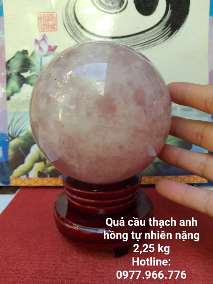 Quả Cầu Đá Thach Anh Hồng Phong Thủy Có Tặng Kèm Đế Gỗ Xoay