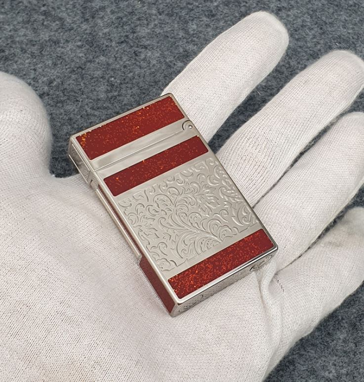 Vỏ Hột Quẹt Bật Lửa Upon D46T Họa Tiết Nền Đỏ Tuyến, Cạnh Viền Bạc Khắc Hoa Văn Sang Trọng - Dùng Ga Đá Cao Cấp