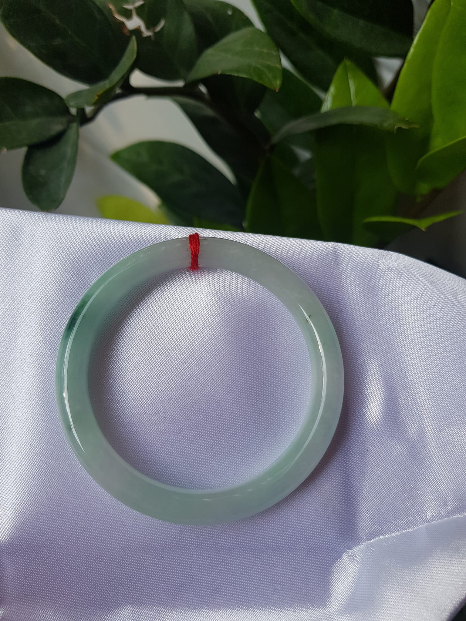 Vòng cẩm thạch tự nhiên A LÝ 51mm x 7,2mm Màu xanh lý nhẹ tô điểm 1 Vân Xanh Lý Đậm đẹp Nữ Mộc Hỏa Thủy 50kg - 57kg ạ