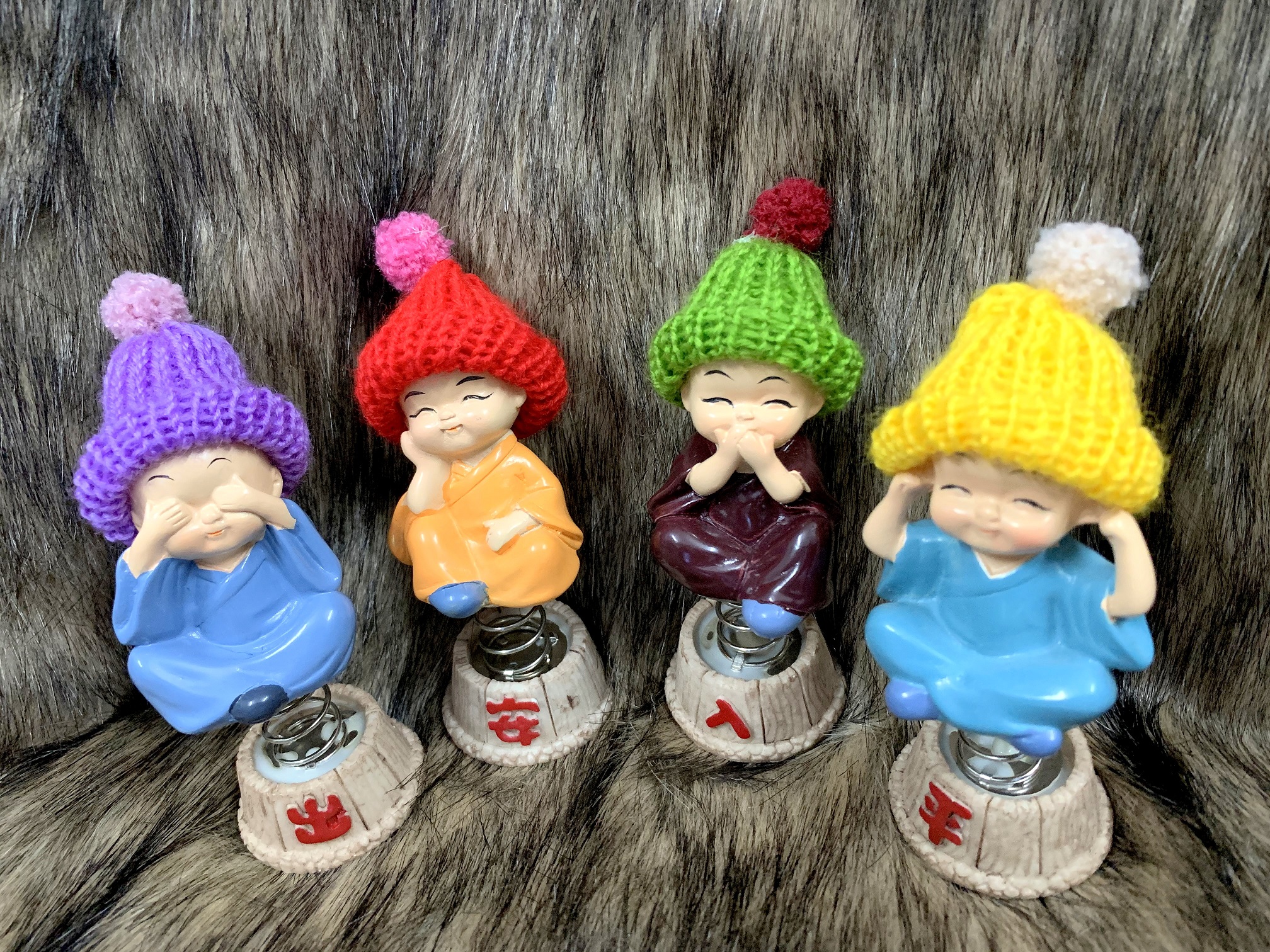Bộ 4 tượng chú tiểu đội nón len tọa đế Tứ Không
