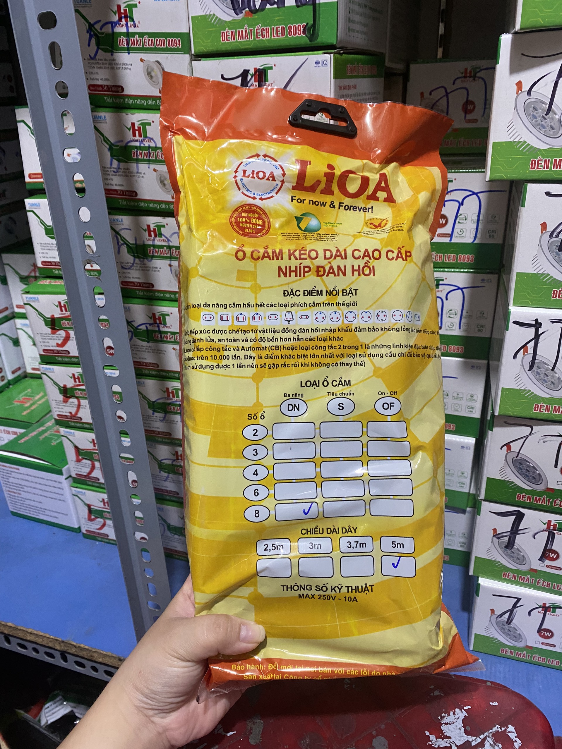 Ổ cắm kéo dài đa năng LiOA 8 ổ cắm