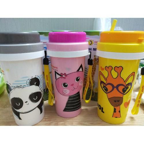 Bình nước trẻ em kèm ống hút và dây đeo 700ml