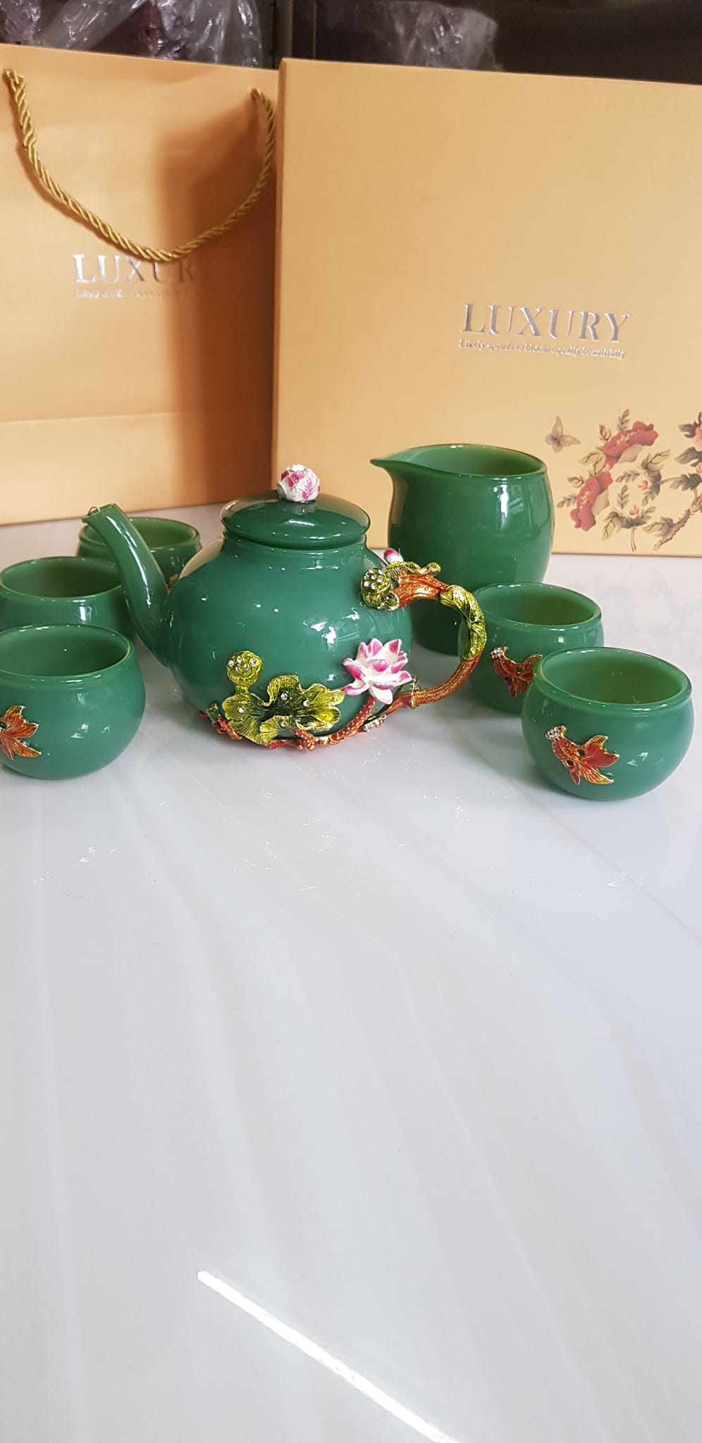 Bộ Bình Trà Chạm hoa kiểu rất đẹp đá mã não xanh ngọc tươi đậm đẹp anh chị để phòng khách, công ty, quà biếu tặng Sếp tặng tặng tân gia người thân ý nghĩa ạ