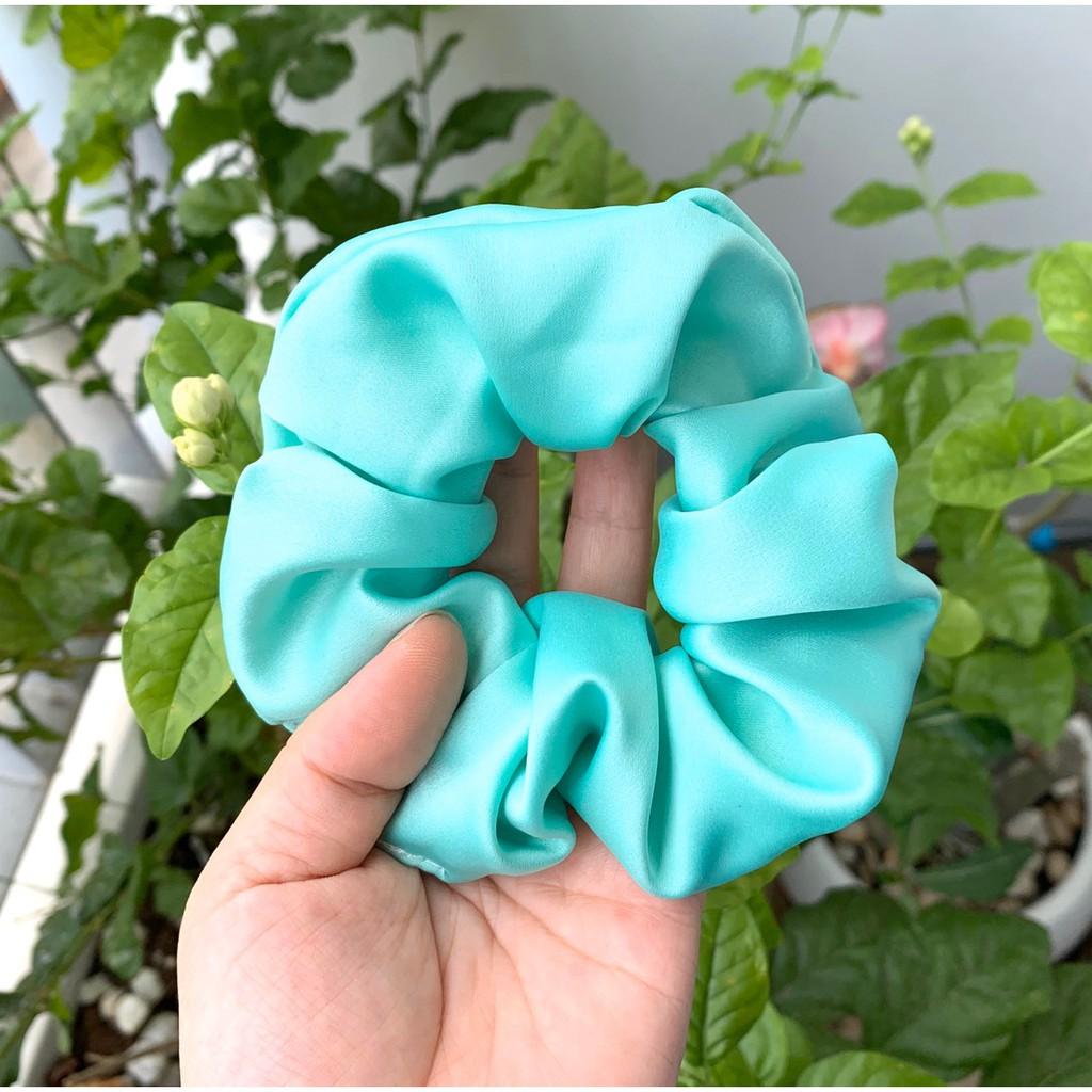 Cột tóc vải scrunchies màu trơn bóng