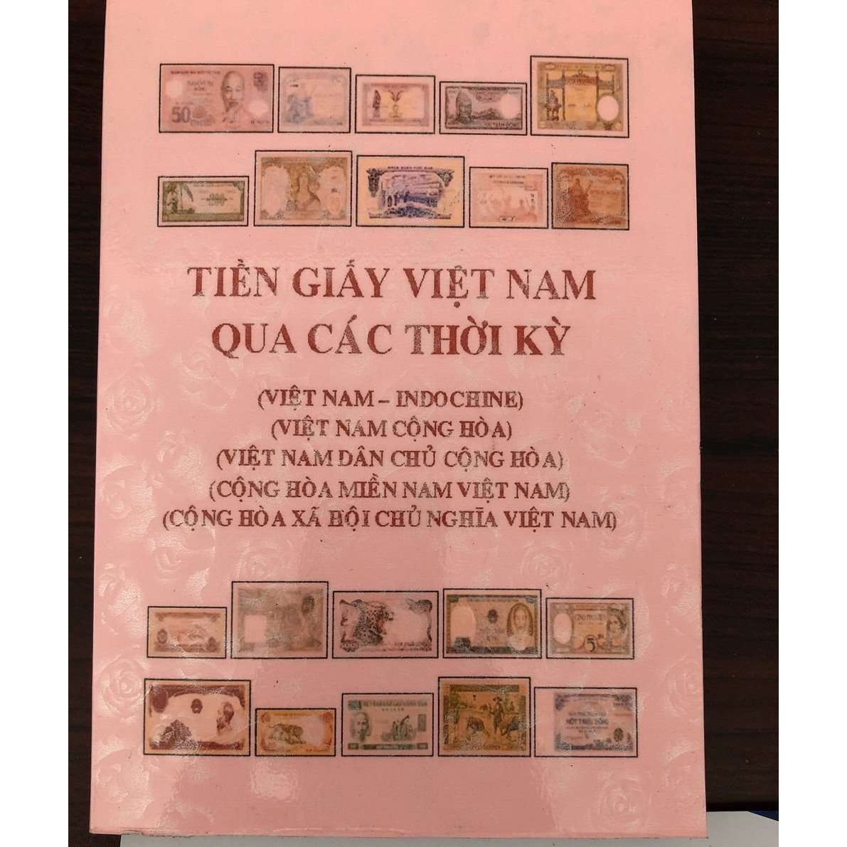 Cuốn sách Tiền giấy Việt Nam qua các thời kỳ, đầy đủ và chính xác nhất , do nhà sưu tầm tập hợp , dùng tra cứu sưu tập