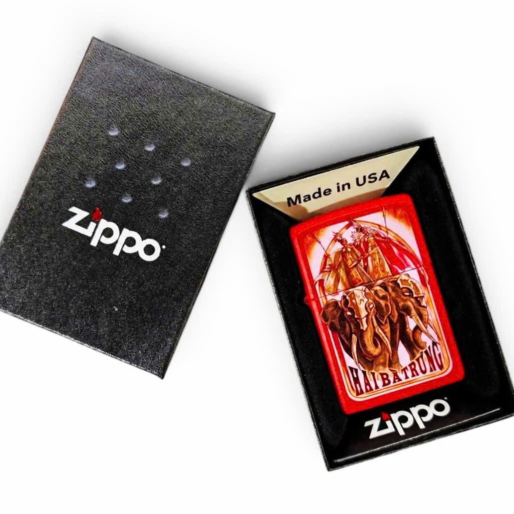 Bật lửa Zippo Hai Bà Trưng Vỏ Đỏ Họa Tiết Cổ Điển Vẽ Tay - Bật Lửa Mỹ Chính Hãng Làm Quà Tặng Sưu Tầm