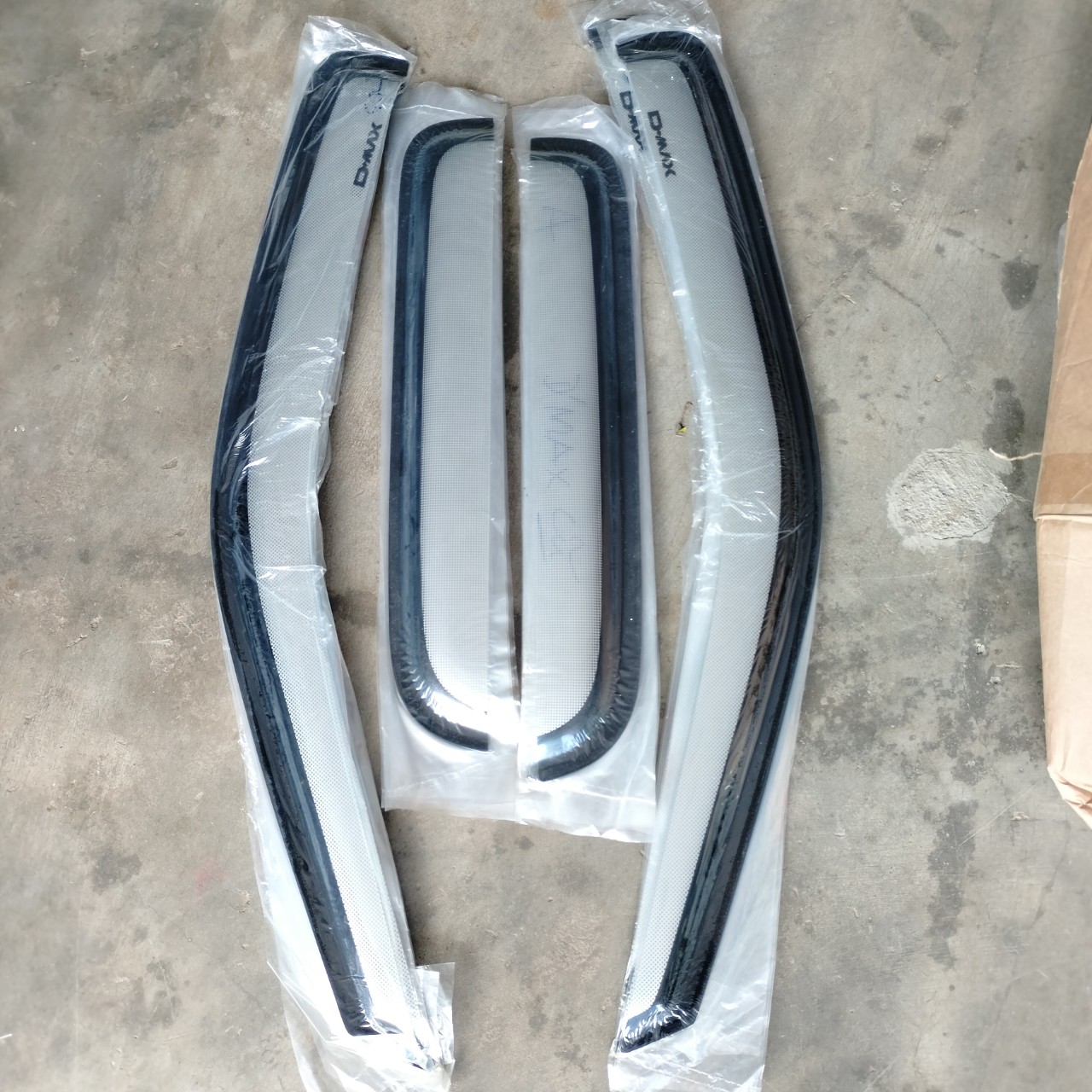 Bộ vè che mưa cao cấp xe Isuzu Dmax. Màu đen hay trắng, hàng đẹp bộ 4 cái
