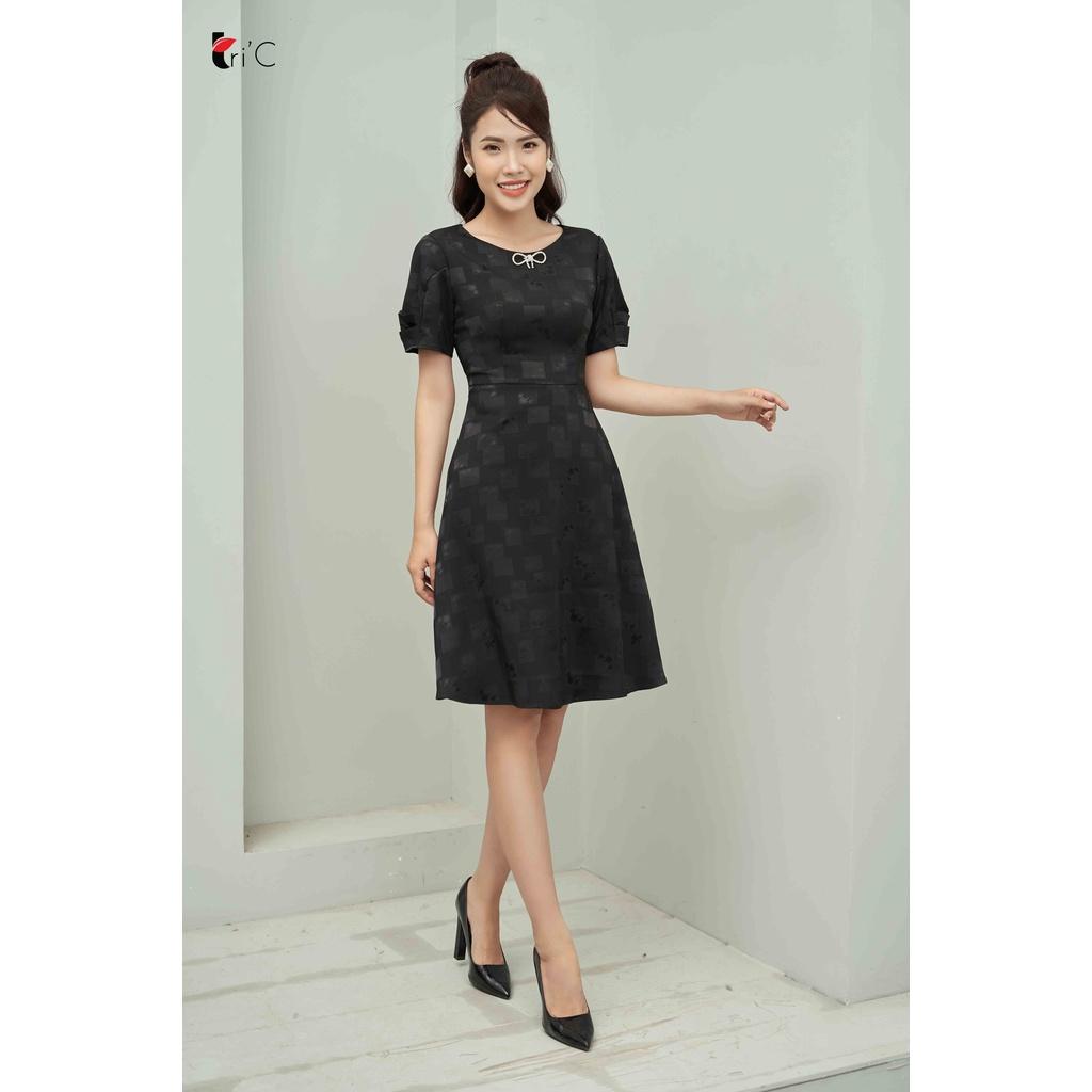Đầm tafta lụa hoa ô, tay bồng, cài nơ đá Tri'C Luxury A23321 Đen