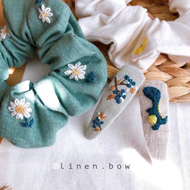 Scrunchies và kẹp linen thêu và kẹp ren