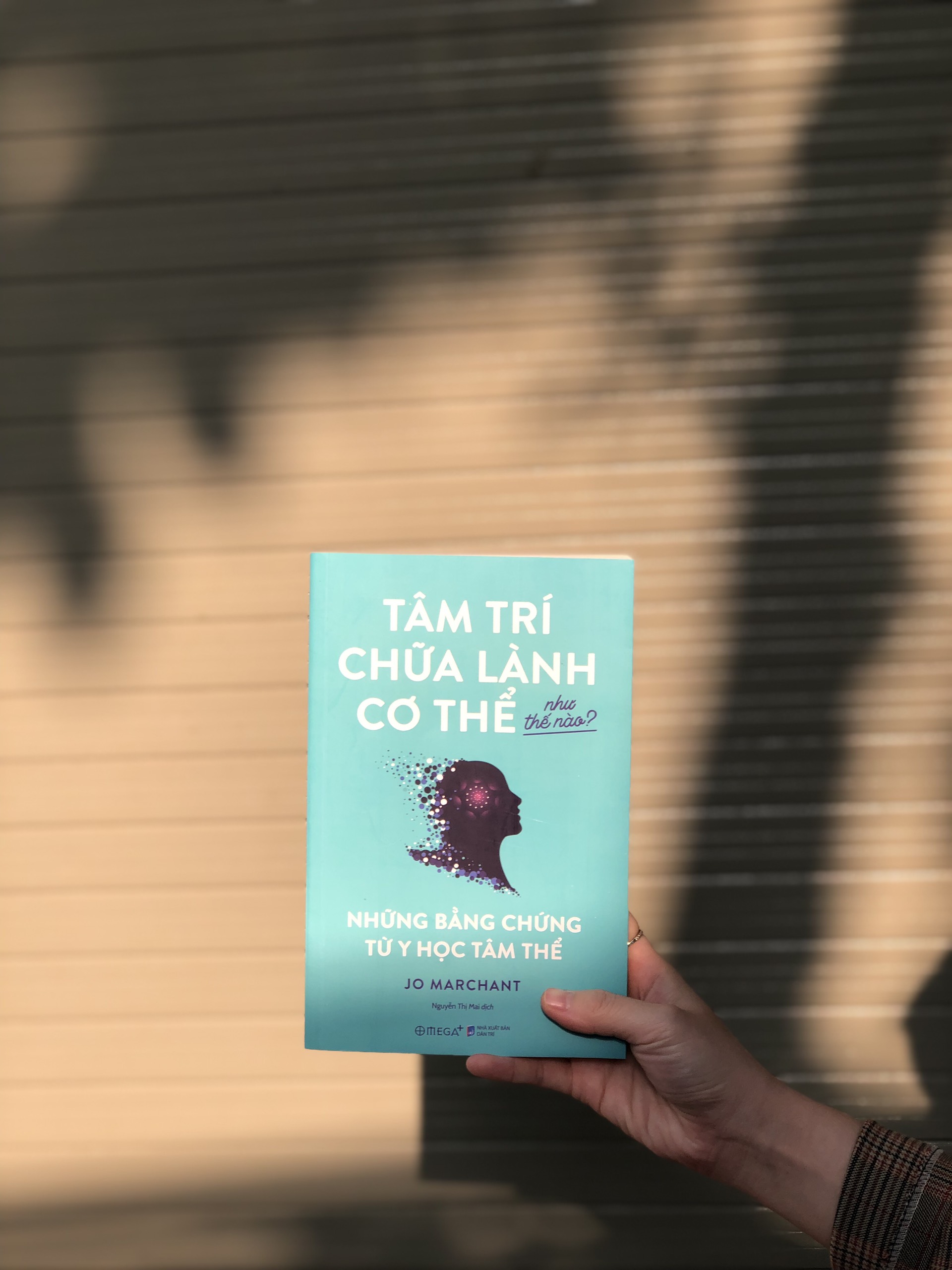 TÂM TRÍ CHỮA LÀNH CƠ THỂ NHƯ THẾ NÀO?: những bằng chứng từ y học tâm thể –  Jo Marchant – Nguyễn Thị Mai dịch – NXB Dân trí – Omega+