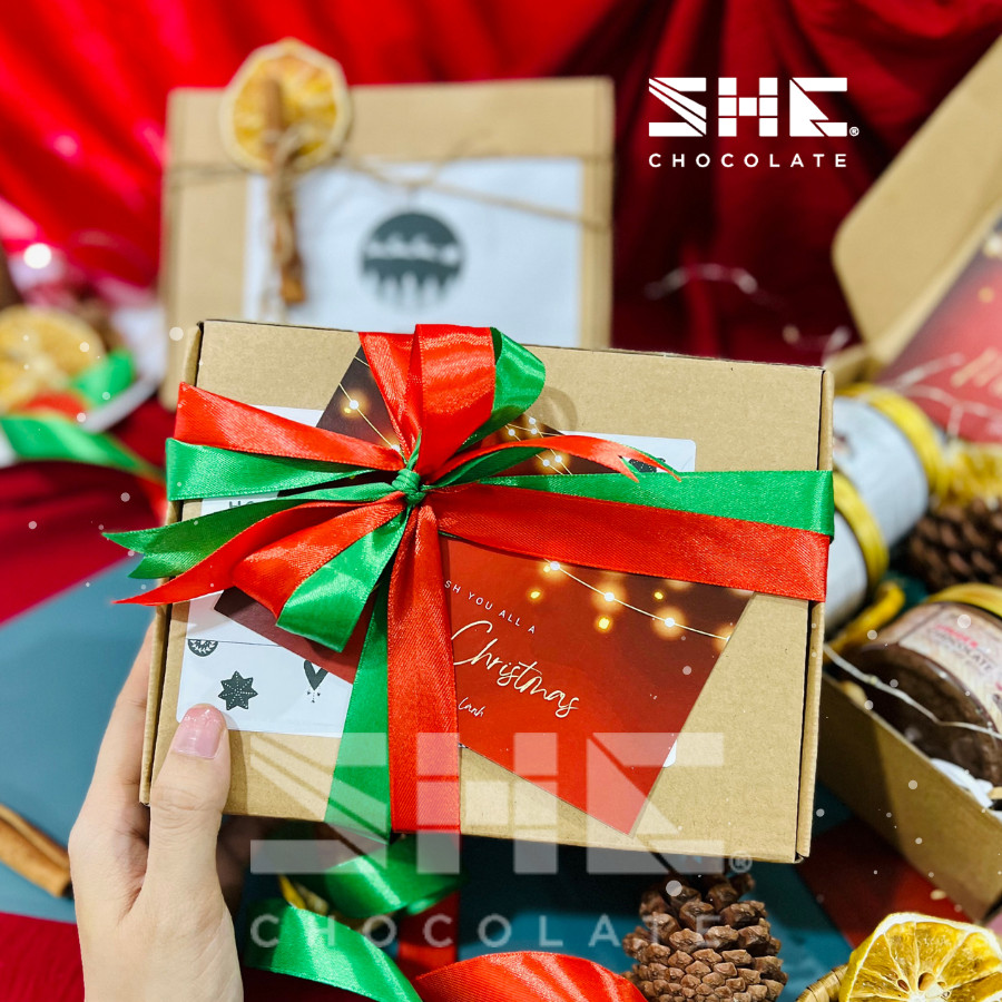 [Set quà Giáng sinh] Quà tặng Giáng sinh, Noel - SHE Chocolate. Socola, nơ Xanh Đỏ, thiệp Giáng sinh. Quà tặng đặc biệt