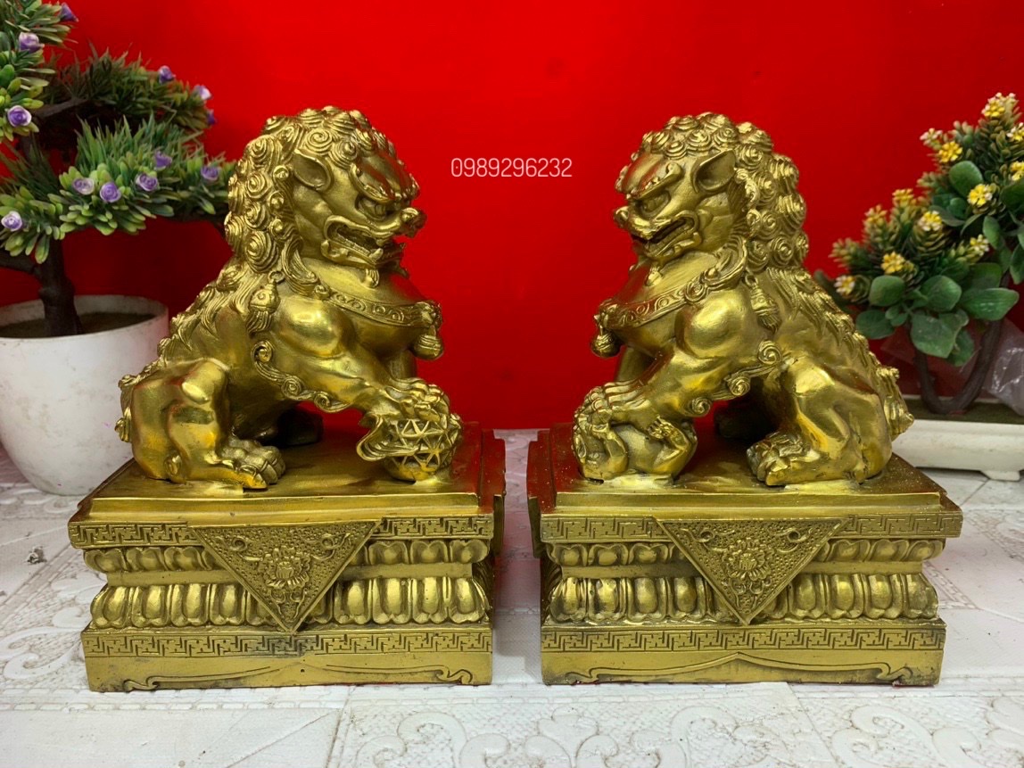 Tượng Nghê ngồi trên bệ bằng đồng vàng cỡ lớn