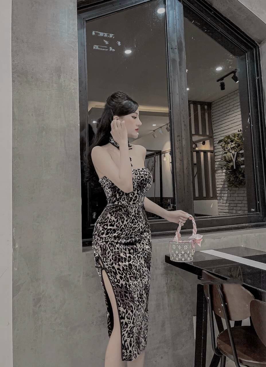 Đầm cổ tàu đính mút xẻ tà