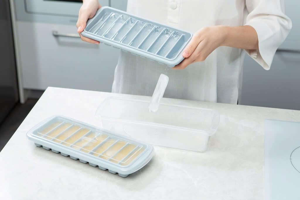 khay làm đá -INOCHI Kari 10 viên có nắp , có hộp chất liệu nhựa nguyên sinh ngăn mùi kháng khuẩn