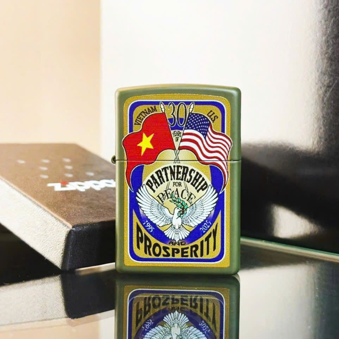 Bật lửa Zippo 221-VNUS30 Kỷ Niệm 30 Năm Quan Hệ Việt - Mỹ (1995-2025) Chính Hãng Mỹ, Thiết Kế Đối Tác Chiến Lược Toàn Diện