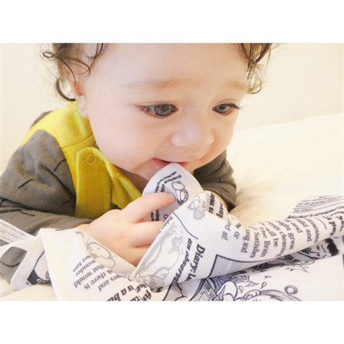 Đồ chơi trẻ sơ sinh 4 tháng tuổi - Phát triển xúc giác Baby Newspaper - Brain Builder TB073