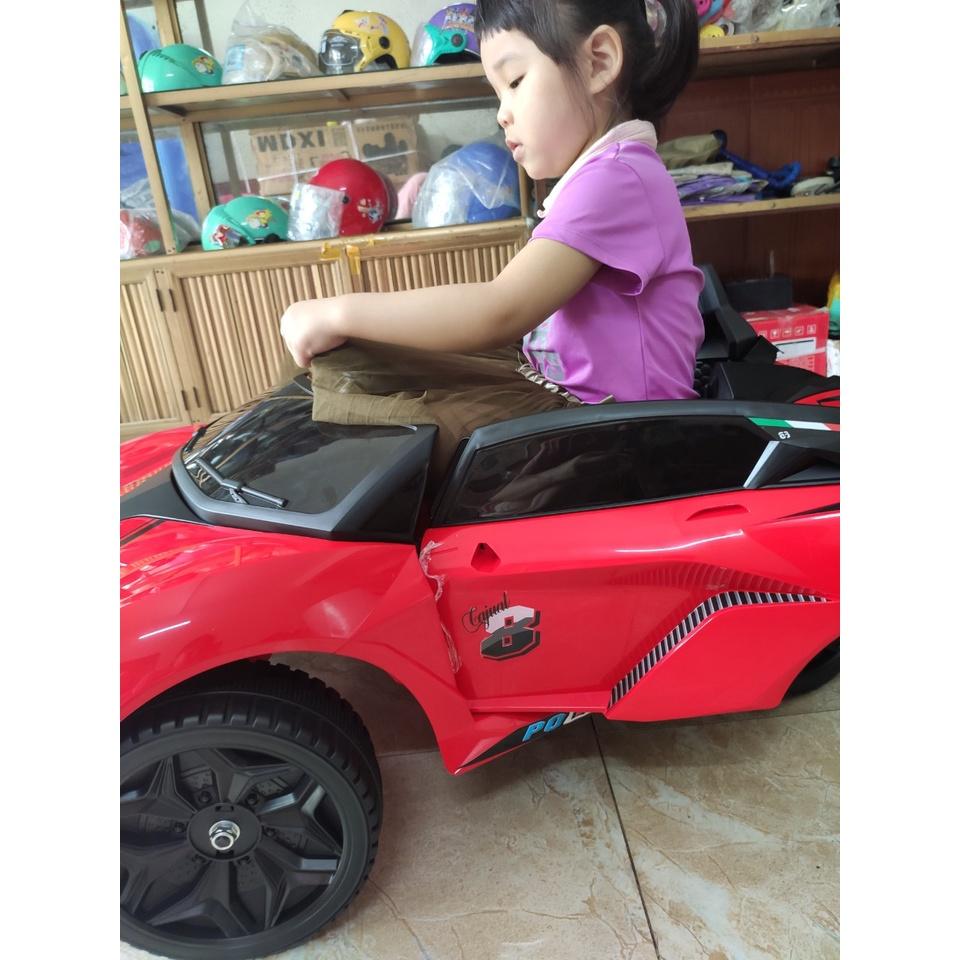 Xe oto điện 2 động cơ cho bé có nhạc đèn điều khiển từ xa