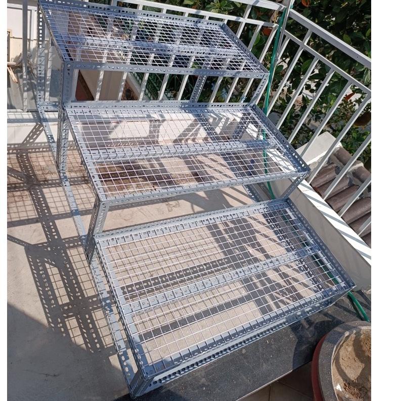KỆ SẮT V LỖ BẬC THANG 3 BẬC KHUNG V3X3cm VỈ LƯỚI SẮT Ô VUÔNG