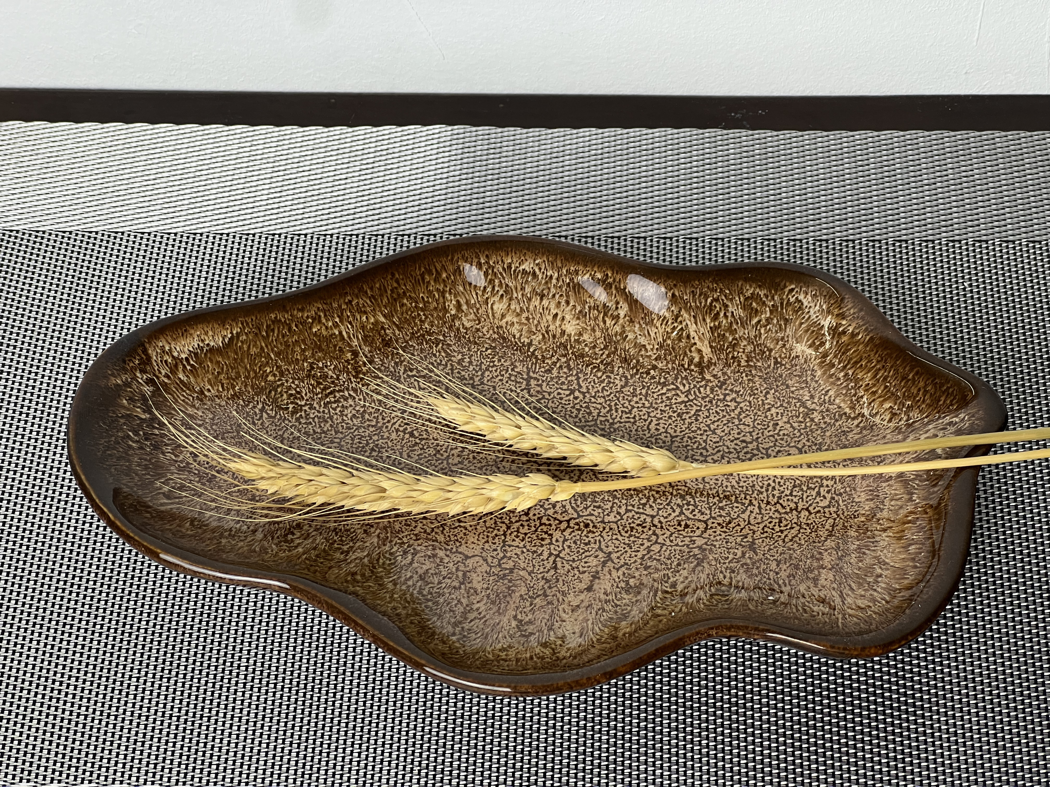 Đĩa lá chuối hỏa biến,thủ công bởi Nghệ Nhân Gomie Ceramic Bát Tràng, men hỏa biến cao cấp, an toàn sức khỏe