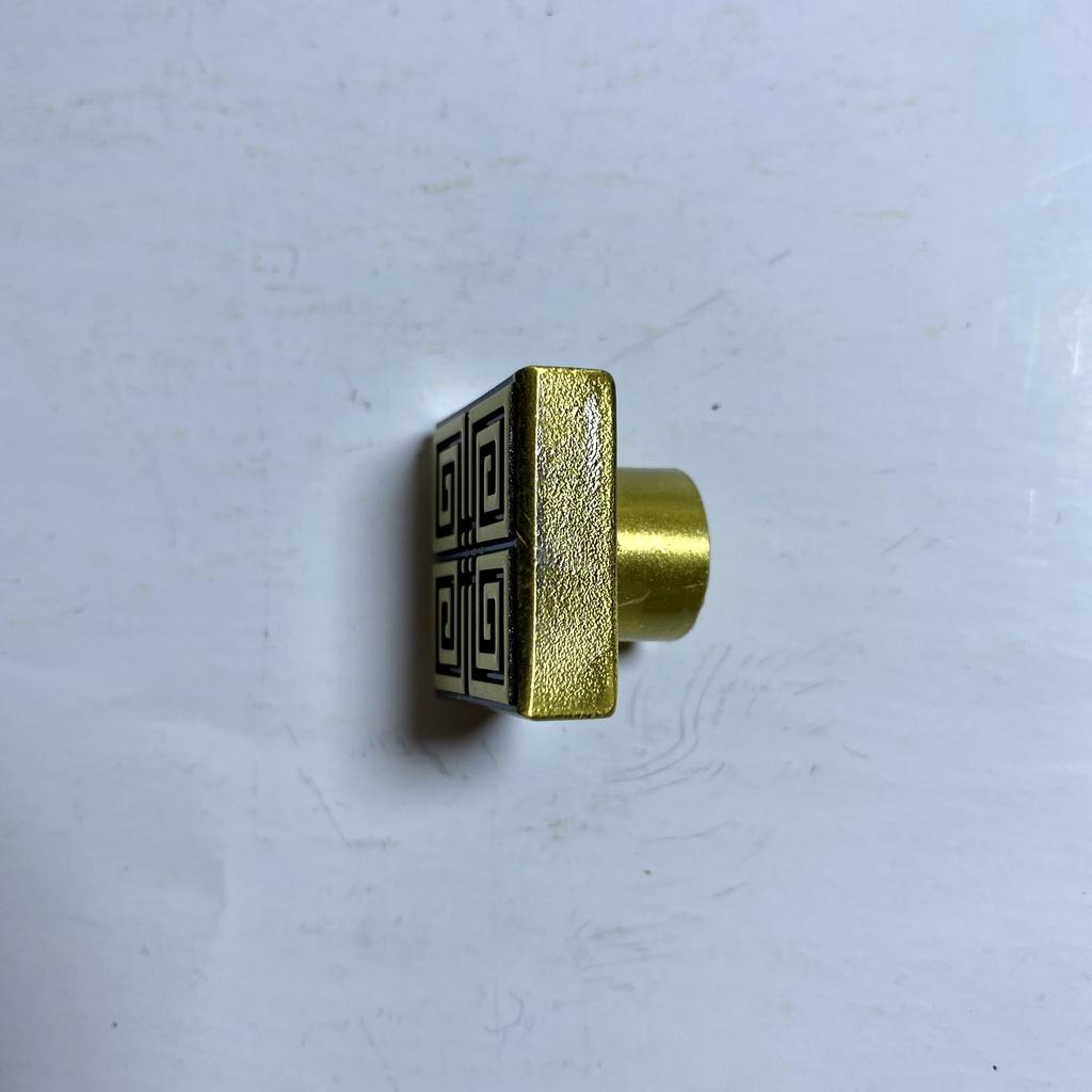 NÚM TỦ VUÔNG CHỮ THẬP CHẤT LIỆU ĐỒNG