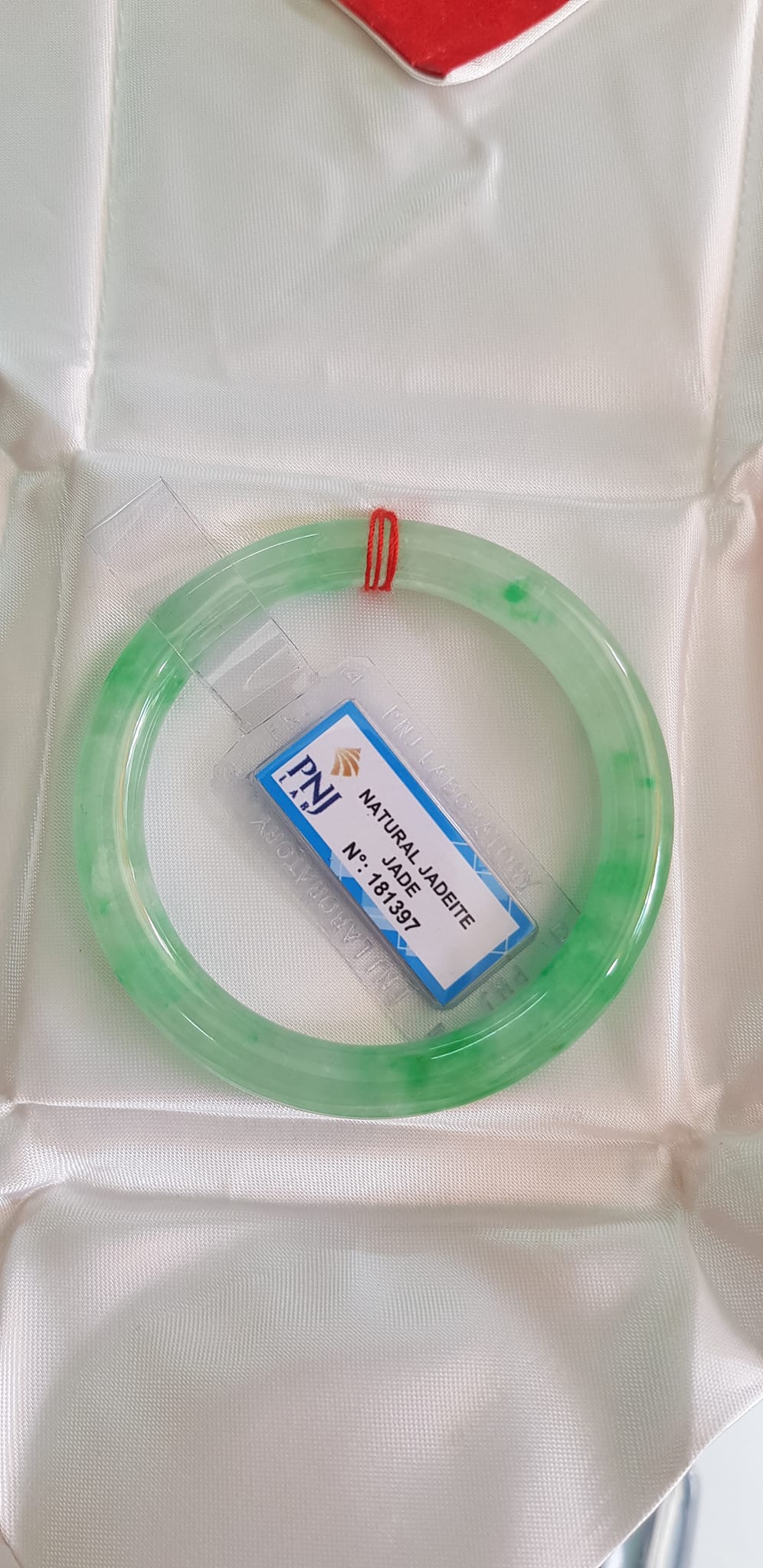 Vòng Cẩm Thạch tự nhiên T Lý Rơi Sao 52mm x cọng 8mm Vòng kiểm định Natural Jadeite Jade P No 181397 màu Xanh ngọc nhẹ trắng điểm xanh lý trong bóng đều đẹp sang lắm luôn nữ 50kg - 55kg đeo ạ