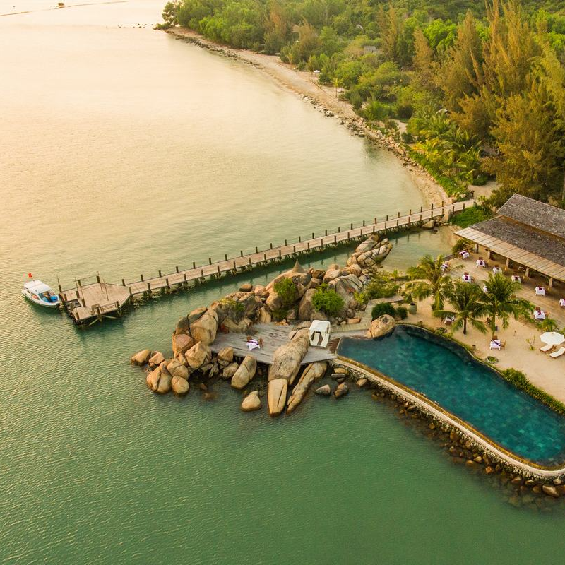 L'Alya Ninh Vân Bay 5*. Trọn gói nghỉ dưỡng 4N3D. Bao Gồm Full Bữa Ăn Hằng Ngày. Dịch vụ Cano Đón Tiễn.  Miễn Phí Trà Chiều & Trái Cây Tươi. Cùng Nhiều Tiện Ích Hấp Dẫn.