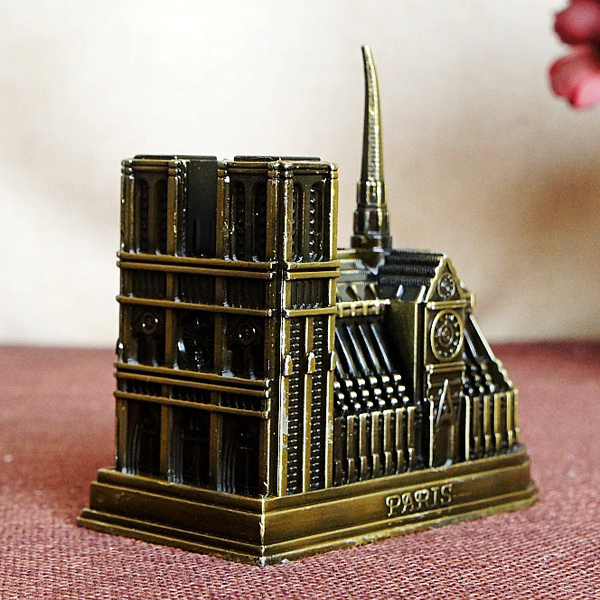 Mô hình nhà thờ Đức Bà ở Paris