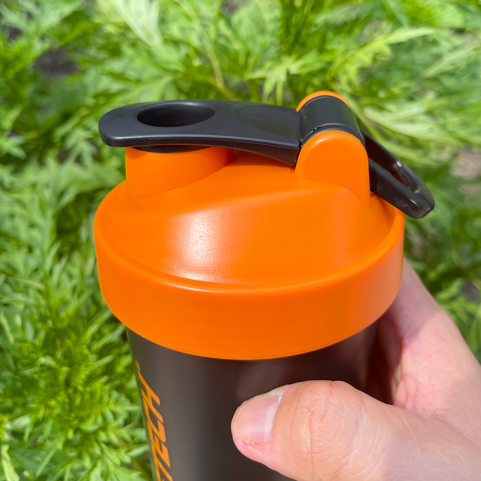 Bình lắc Shaker pha sữa cho người tập GYM hiệu TCSPORTFOOD - Bình nước thể thao Shaker 600 ml - Bình đen nắp cam