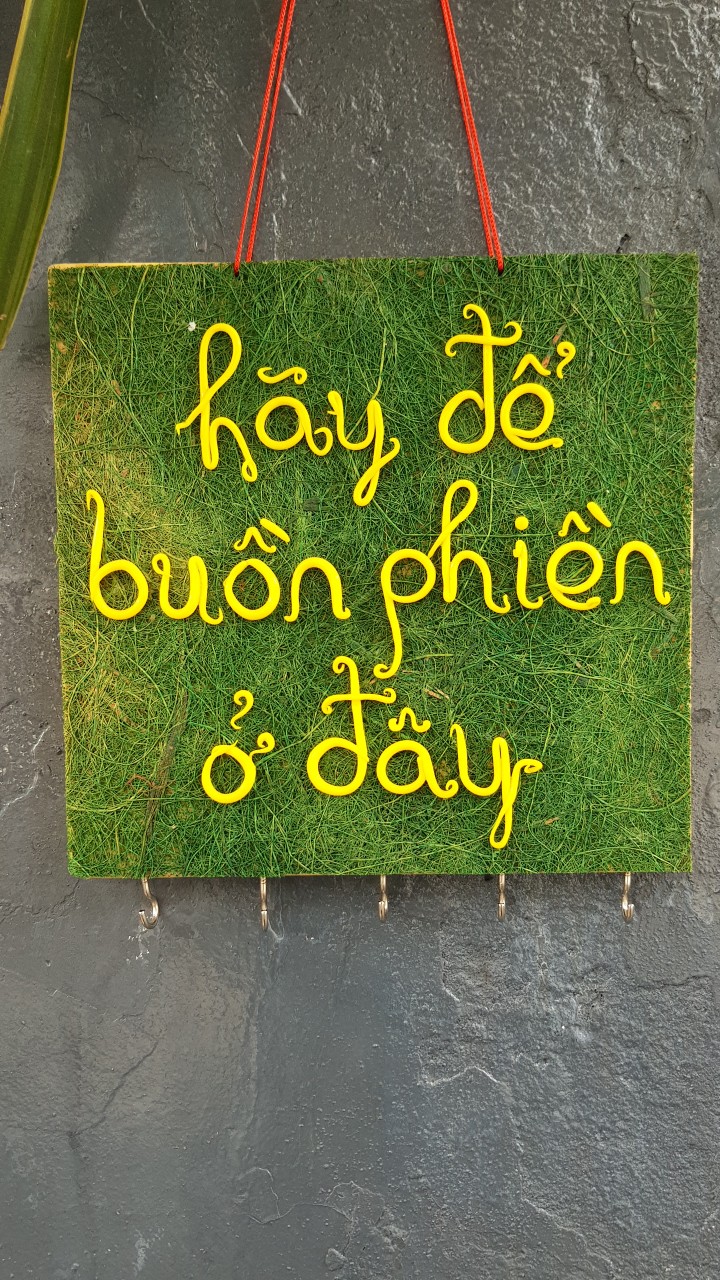 Bảng treo trang trí, bảng treo chìa khóa với thông điệp "Hãy để buồn phiền ở đây" dùng để trang trí, hàng handmade. Giao từ HCM