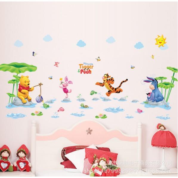 Decal trang trí tường Gấu Pooh câu cá cùng các Bạn